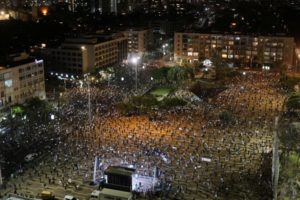 Come si dovrebbe protestare vs Come no! Confronto tra Napoli e Tel Aviv
