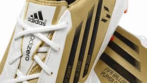 Adidas regala scarpe